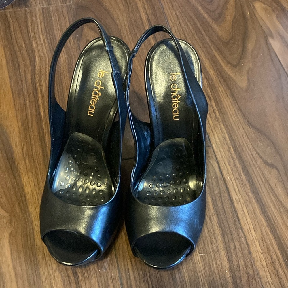Le chateau black pump